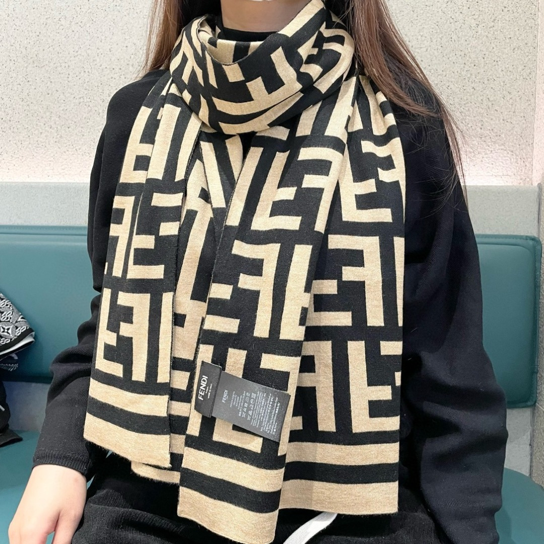 爆款上新 情侣款👍👍芬迪 独家牛货🐂 奢华尽在尺寸之间，高端品质‼️具有超高羊绒品质才会被此品牌青睐‼️