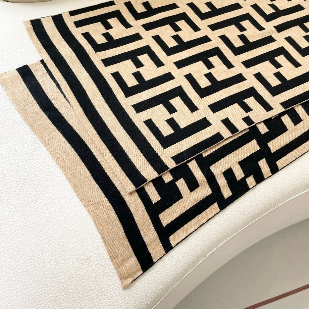 爆款上新 情侣款👍👍芬迪 独家牛货🐂 奢华尽在尺寸之间，高端品质‼️具有超高羊绒品质才会被此品牌青睐‼️