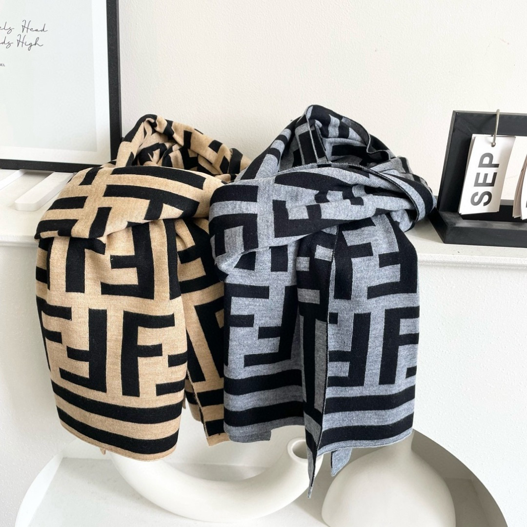 爆款上新 情侣款👍👍芬迪 独家牛货🐂 奢华尽在尺寸之间，高端品质‼️具有超高羊绒品质才会被此品牌青睐‼️