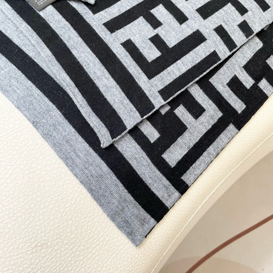 爆款上新 情侣款👍👍芬迪 独家牛货🐂 奢华尽在尺寸之间，高端品质‼️具有超高羊绒品质才会被此品牌青睐‼️