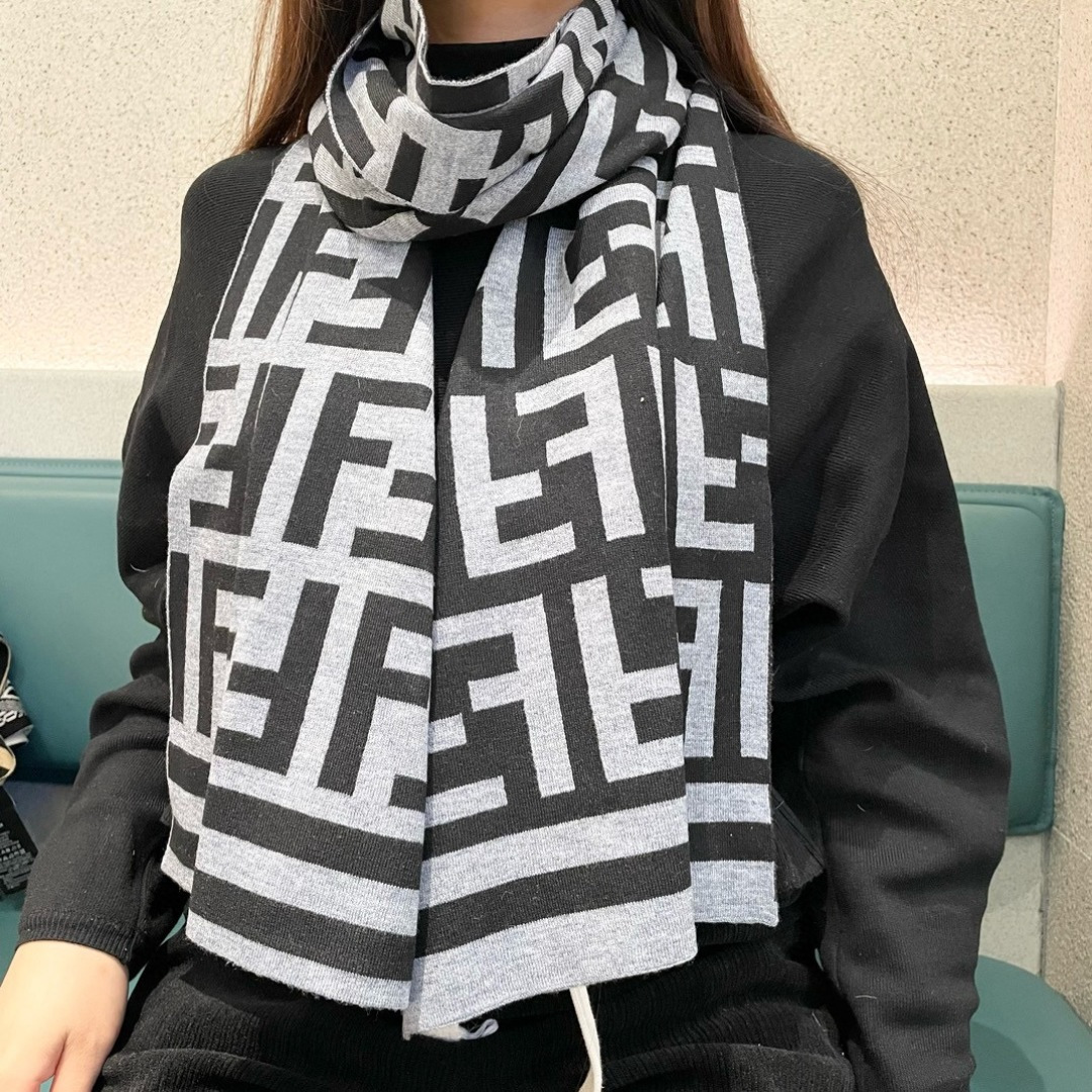 NO:642427,Hot new style Fendi for couples. Exclusive goods. Luxury is all in the size. High-end quality. Only with super high cashmere quality can this brand be favored. This quality is a very rare knitted scarf on the market. It is really a super high-end product. Only such a big brand can have it. Every color is loved and every color is reserved. Selling one less good product. Imported knitted cashmere size 180*32 high version scarf, high version scarf, fendi19860909爆款上新 情侣款芬迪 独家牛货 奢华尽在尺寸之间,高端品质具有超高羊绒品质才会被此品牌青睐这种精品是市场上及其少见的围巾针织,真是超级高端货只有这种大品牌才会拥有每色都是大爱每色都留.卖一条少一条的好货 进口针织羊绒 尺寸180*32高版本围巾,高版本围巾,fendi,scarf