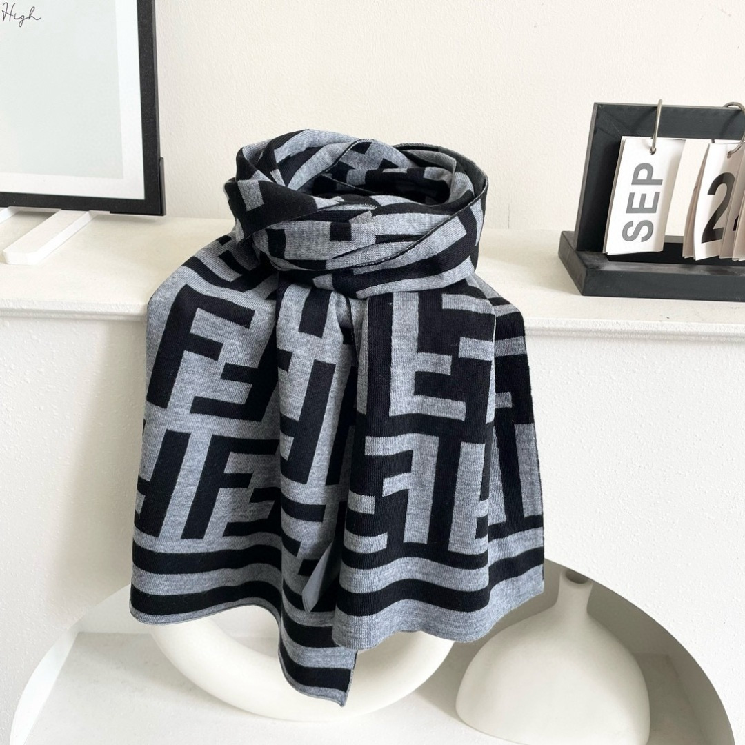 爆款上新 情侣款👍👍芬迪 独家牛货🐂 奢华尽在尺寸之间，高端品质‼️具有超高羊绒品质才会被此品牌青睐‼️