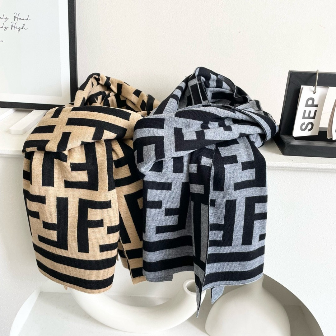 爆款上新 情侣款👍👍芬迪 独家牛货🐂 奢华尽在尺寸之间，高端品质‼️具有超高羊绒品质才会被此品牌青睐‼️