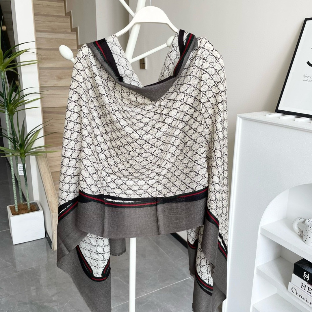 高版本 牛❗️稳稳的“高段位”！！全网最高版本❗️】时髦过冬！！Gucci秋冬新款提花双面围巾！高端奢华