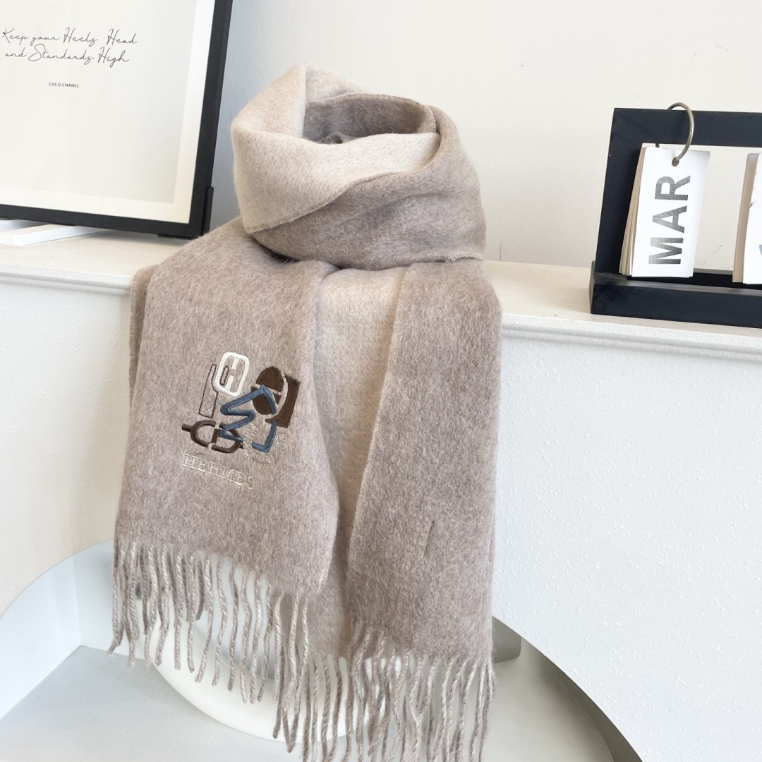 上新2025爱马仕双面男女款围巾且买且珍惜😍~都是出口订单所以比较难遇❤️东西讲究少而精😍好看的一定要收
