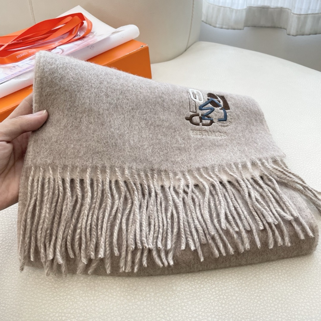 上新2025爱马仕双面男女款围巾且买且珍惜😍~都是出口订单所以比较难遇❤️东西讲究少而精😍好看的一定要收