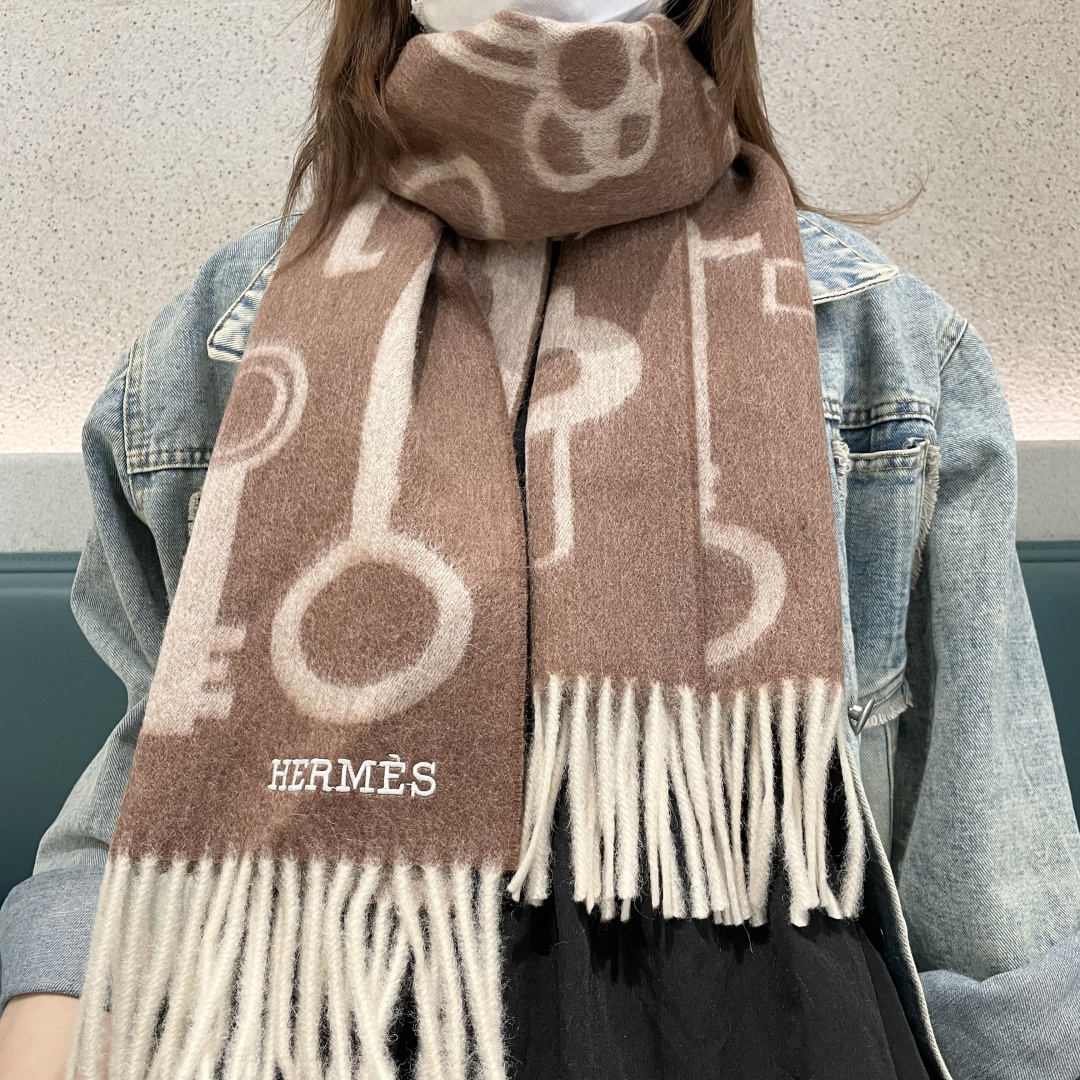 NO:642447,The new 2025 Hermès men's and women's scarves are available, buy them and cherish them~ They are all export orders, so it is rare to find something that is small but refined and beautiful. You must buy this H family women's scarf. The style is very feminine and it is a very Classic design for men and women. The classic large-area fabric is made of cashmere supplied by customers. It is very fine and soft, very beautiful. The upper body effect is unparalleled.  The atmosphere is simple and the color is super nice. Any boy or girl will like this style. The small logo is very exquisite and has a texture that is not ostentatious. It is suitable for formal wear or casual wear. It can be folded in half or hung in a circle. It is stylish for a gentleman and has a warm demeanor. Material cashmere, size 32x200 high version scarf, high version scarf, Hermes19860909上新2025爱马仕男女款围巾且买且珍惜~都是出口订单所以比较难遇东西讲究少而精好看的一定要收这款H家女士围巾,款式很有女性魅力是男女款里非常Classical的设计,经典大方面料采用的是客供的羊绒细腻柔软度都非常的好,非常漂亮.上身效果无敌好看大气简约,超级好看的配色,任何男生女生都会喜欢的款吧小小Logo非常精致的点缀有质感不张扬~~搭配正装或者搭配休闲装都很合适~对折挂围或者绕圈围都完全可以,绅士有型~有温度的风度.材质羊绒,尺寸32x200高版本围巾,高版本围巾,hermes,scarf