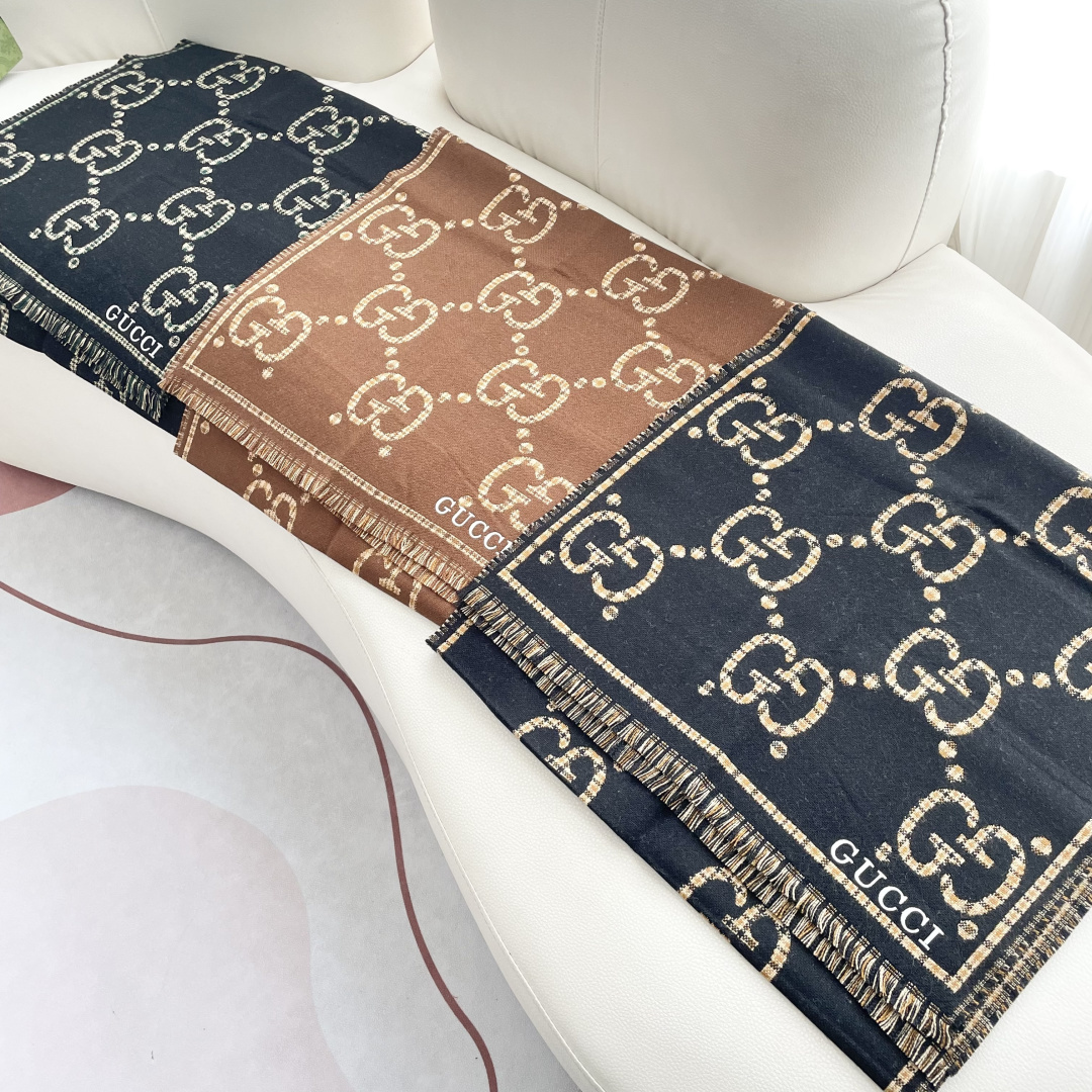 NO:642450,Gucci ·  Gucci's classic cashmere shawl scarf is a hard product. As for the arrangement of the hemp slip, one batch of the original original export order has been delivered, one of which has just passed customs and went straight to the UK. The last batch is still in emergency production. I don't want to describe this kind of product anymore. It is a must-have item for thousands of years. It is suitable for both men and women. The buyer takes away some of it.  The fabric is cashmere. It feels soft and waxy, not heavy. It is super warm and skin-friendly. It is low-key and luxurious. Every color is so loved that I love it so much. Every color must be arranged. At such a good price, it will break your head if you miss it. Size 70*180cm high version scarf, high version scarf, gucci, shawls19860909Gucci · 古奇经典羊绒披肩围巾来个硬货.麻溜的安排上.纯正出口原订单已经交货一批,其中一批刚过海关,直蹦英国.最后一批还在紧急生产中.这种货已经不想多描述了,万年必备款.男女通用.买手带走一部分.面料羊绒.手感软糯,不厚重.超级保暖亲肤.及其低调奢华每个色都是爱到爆炸每色必须安排上.这么好的价位,错过敲烂脑壳儿size70*180cm高版本围巾,高版本围巾,gucci,shawls,scarf