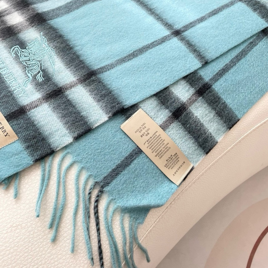 王牌口碑burberry深度水波纹经典羊绒格子围巾‼专柜最新品相，目前专柜都换上了新标👍经典中的经典.全
