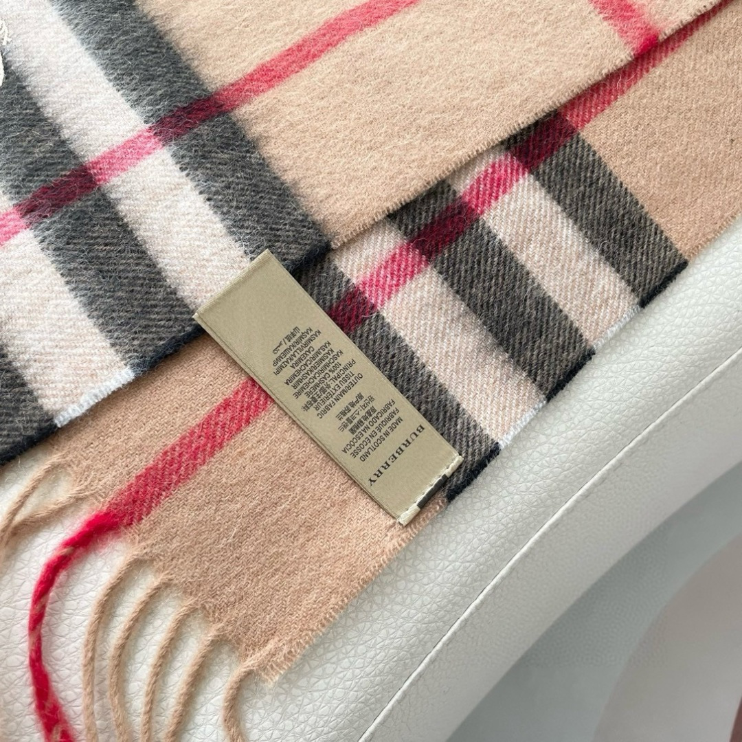 王牌口碑burberry深度水波纹经典羊绒格子围巾‼专柜最新品相，目前专柜都换上了新标👍经典中的经典.全