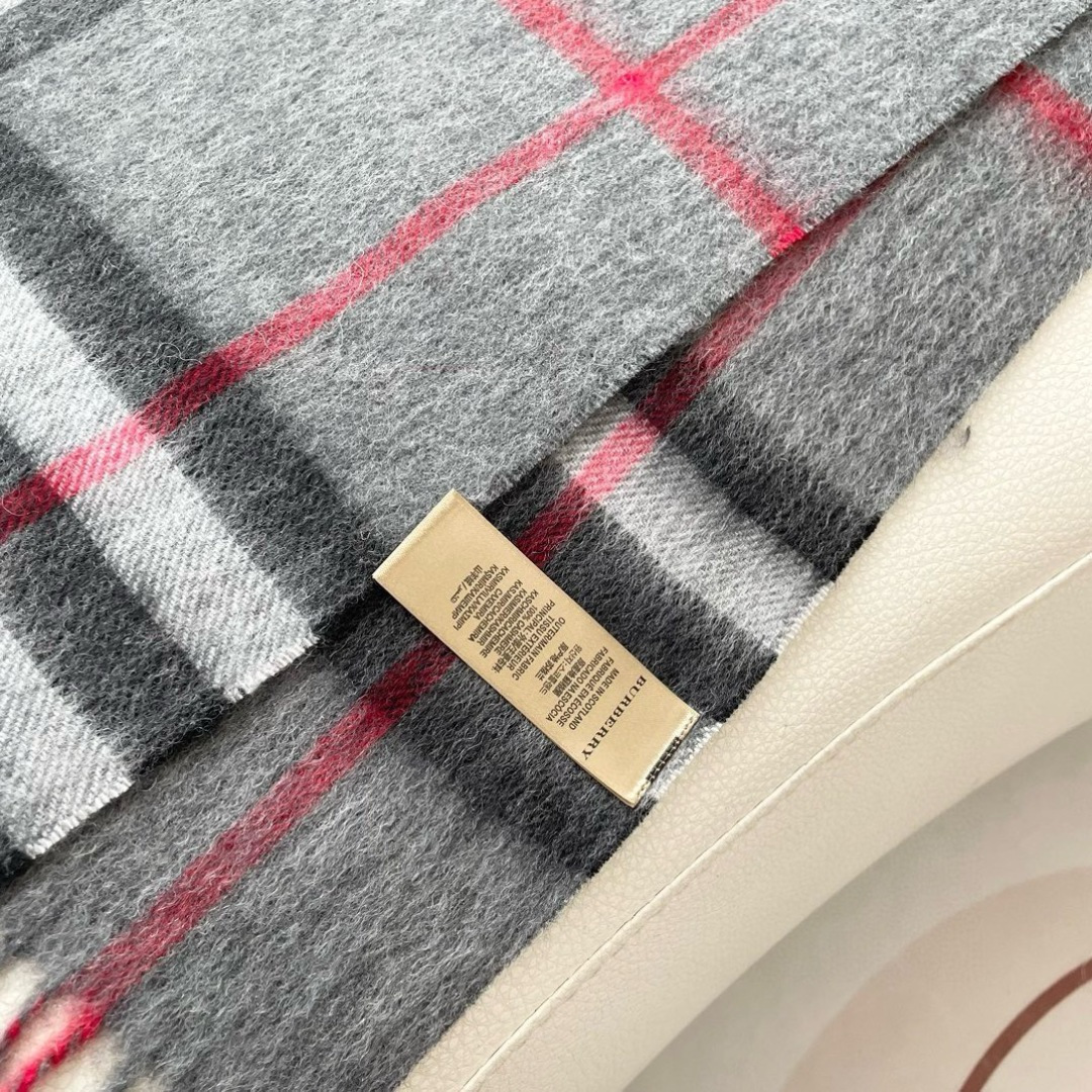 王牌口碑burberry深度水波纹经典羊绒格子围巾‼专柜最新品相，目前专柜都换上了新标👍经典中的经典.全