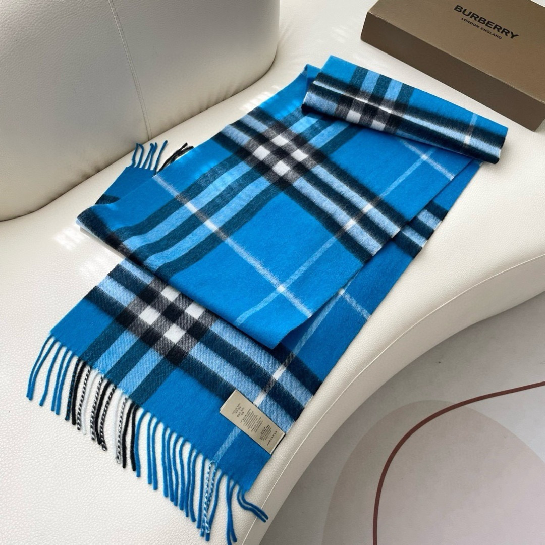 王牌口碑burberry深度水波纹经典羊绒格子围巾‼专柜最新品相，目前专柜都换上了新标👍经典中的经典.全