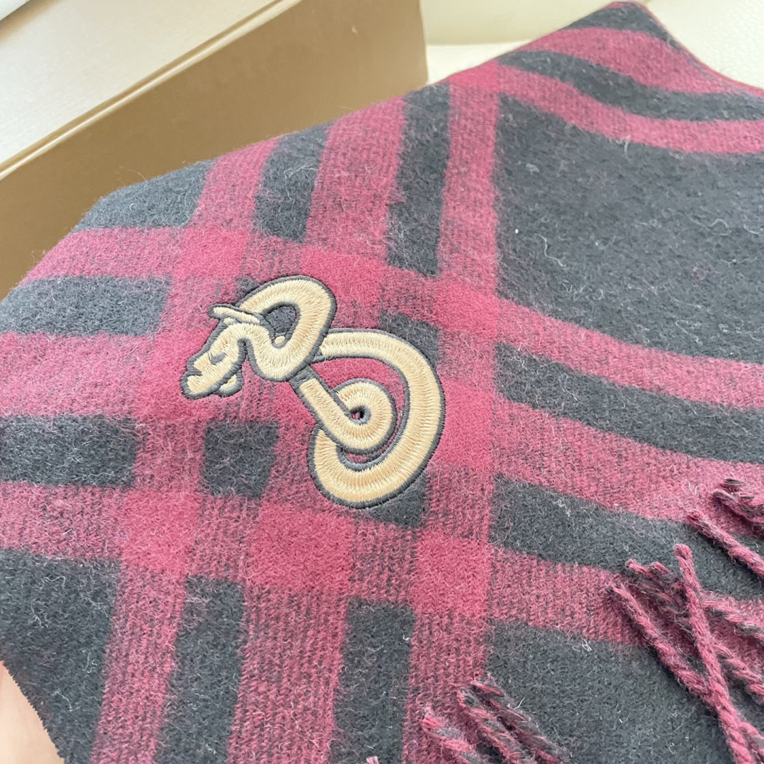 2025蛇年爆款到！ 🆕Burberry · 巴宝莉格子围巾❗️好看的要疯掉了，太有型太有魅力了❗️❗️