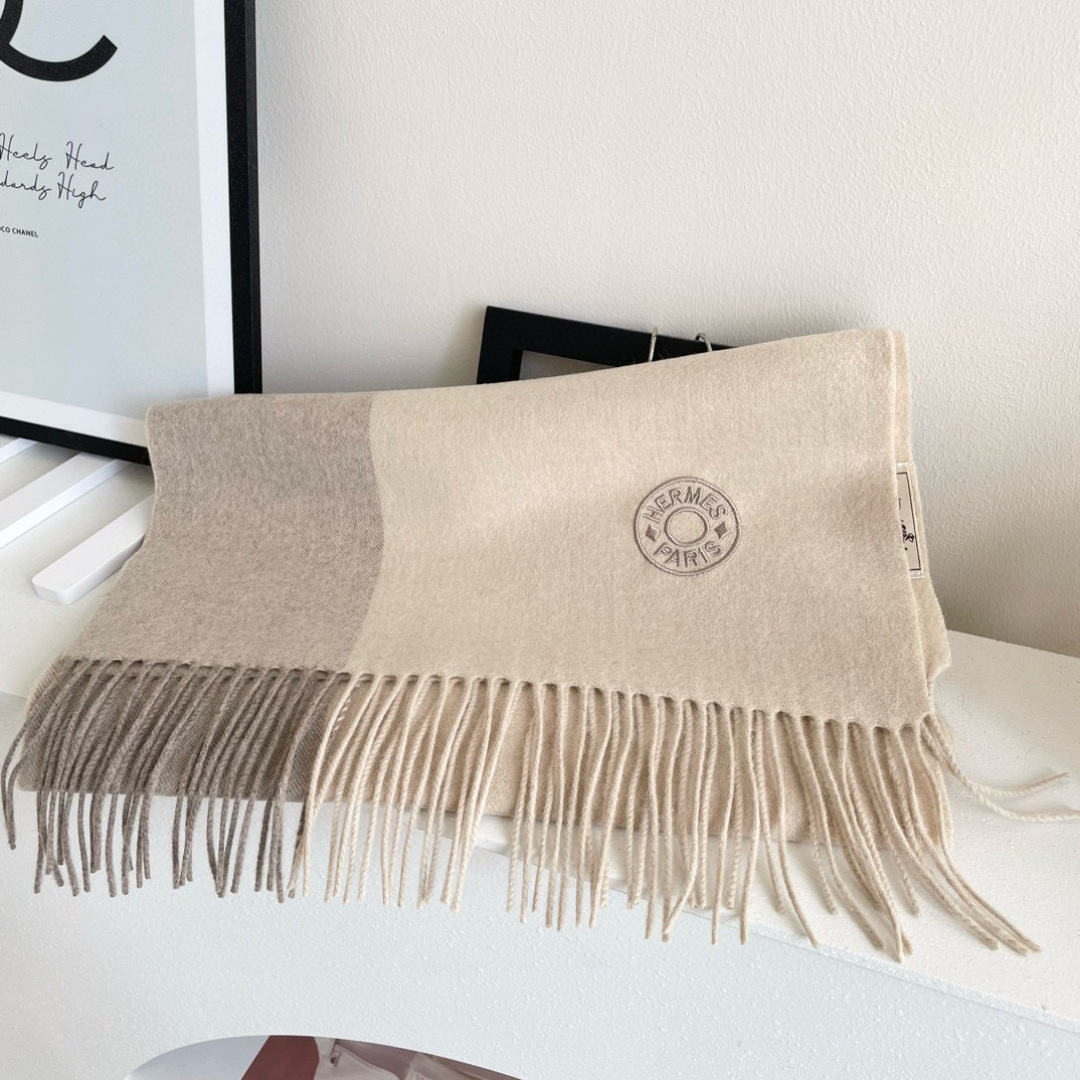 上新2025爱马仕男女款围巾且买且珍惜😍~都是出口订单所以比较难遇❤️东西讲究少而精😍好看的一定要收😎这