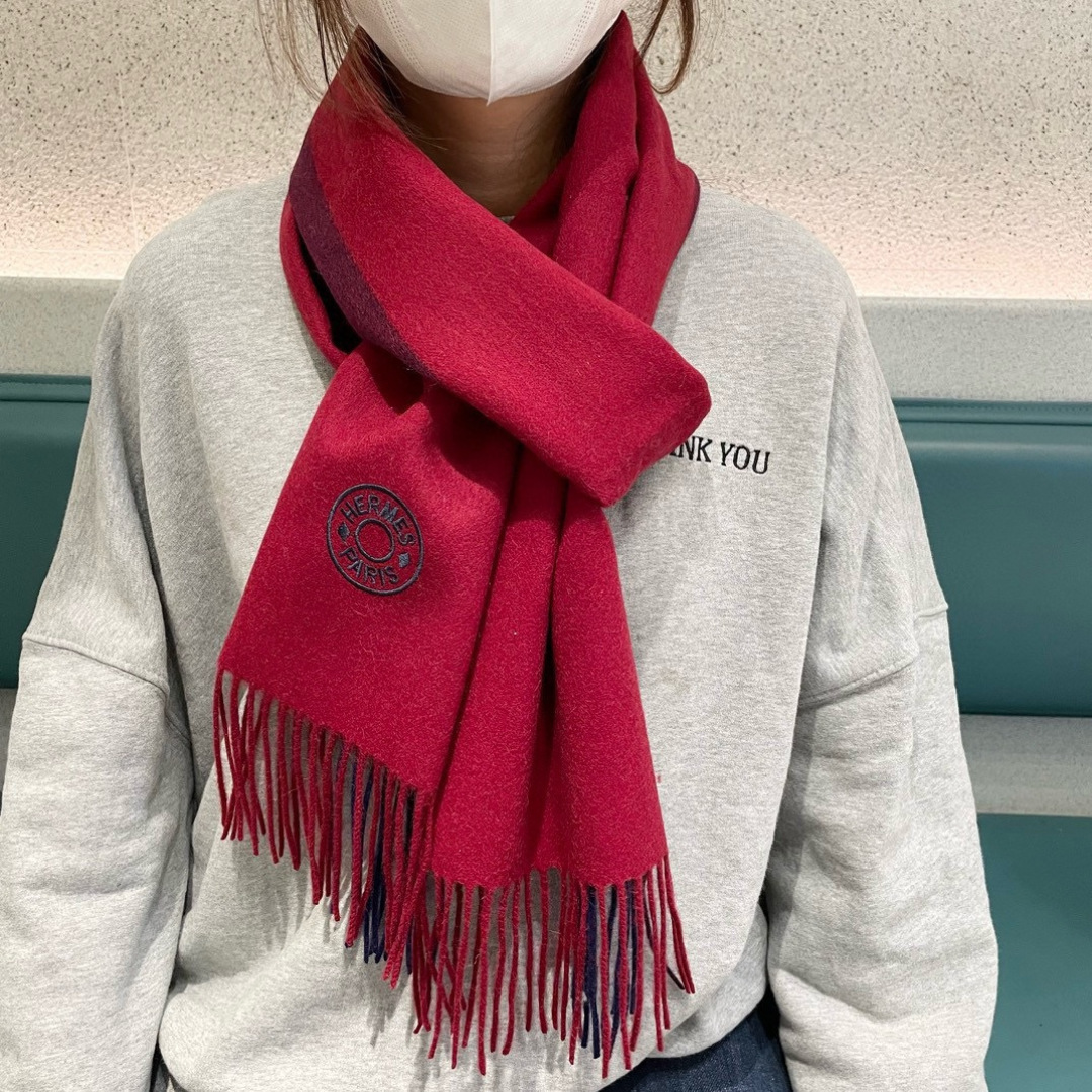 NO:642457,The new 2025 Hermès men's and women's scarves are available, buy them and cherish them~ They are all export orders, so it is rare to find something that is small but refined and beautiful. You must buy this H family women's scarf. The style is very feminine and it is a very Classic design for men and women. The classic large-area fabric is made of cashmere supplied by customers. It is very fine and soft, very beautiful. The upper body effect is unparalleled.  The atmosphere is simple and the color is super nice. Any boy or girl will like this style. The small logo is very exquisite and has a texture that is not ostentatious. It is suitable for formal wear or casual wear. It can be folded in half or hung in a circle. It is stylish for a gentleman and has a warm demeanor. Material cashmere, size 32x200 high version scarf, high version scarf, Hermes19860909上新2025爱马仕男女款围巾且买且珍惜~都是出口订单所以比较难遇东西讲究少而精好看的一定要收这款H家女士围巾,款式很有女性魅力是男女款里非常Classical的设计,经典大方面料采用的是客供的羊绒细腻柔软度都非常的好,非常漂亮.上身效果无敌好看大气简约,超级好看的配色,任何男生女生都会喜欢的款吧小小Logo非常精致的点缀有质感不张扬~~搭配正装或者搭配休闲装都很合适~对折挂围或者绕圈围都完全可以,绅士有型~有温度的风度.材质羊绒,尺寸32x200高版本围巾,高版本围巾,hermes,scarf