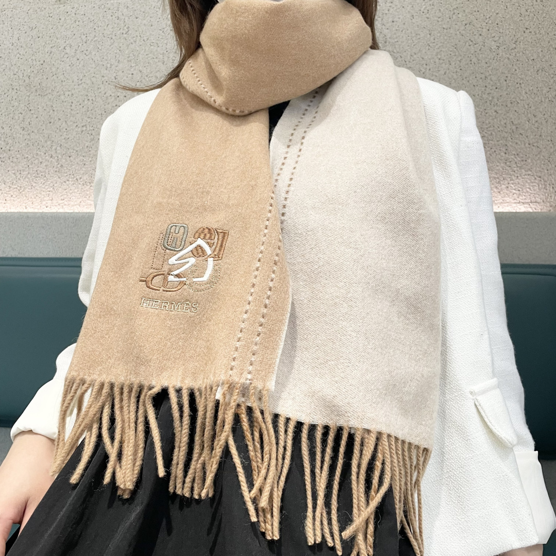NO:642459,The new 2025 Hermès double-sided men's and women's scarves are available, buy them and cherish them~ They are all export orders, so it is rare to find something that is small but refined and beautiful. You must buy this H family women's scarf. The style is very feminine and charming. It is a very Classic design for men and women. The classic large-area fabric is made of cashmere supplied by customers. It is very fine and soft, very beautiful. The upper body effect is invincible.  Nice and simple, super nice color scheme, a style that any boy or girl will like. The small logo is very delicate and textured without being ostentatious. It is suitable for formal wear or casual wear. It can be folded in half or hung in a circle. It is gentlemanly and stylish. It has a warm demeanor. Material cashmere, size 32x180 high version scarf, high version scarf, hermes19860909上新2025爱马仕双面男女款围巾且买且珍惜~都是出口订单所以比较难遇东西讲究少而精好看的一定要收这款H家女士围巾,款式很有女性魅力是男女款里非常Classical的设计,经典大方面料采用的是客供的羊绒细腻柔软度都非常的好,非常漂亮.上身效果无敌好看大气简约,超级好看的配色,任何男生女生都会喜欢的款吧小小Logo非常精致的点缀有质感不张扬~~搭配正装或者搭配休闲装都很合适~对折挂围或者绕圈围都完全可以,绅士有型~有温度的风度.材质羊绒,尺寸32x180高版本围巾,高版本围巾,hermes,scarf