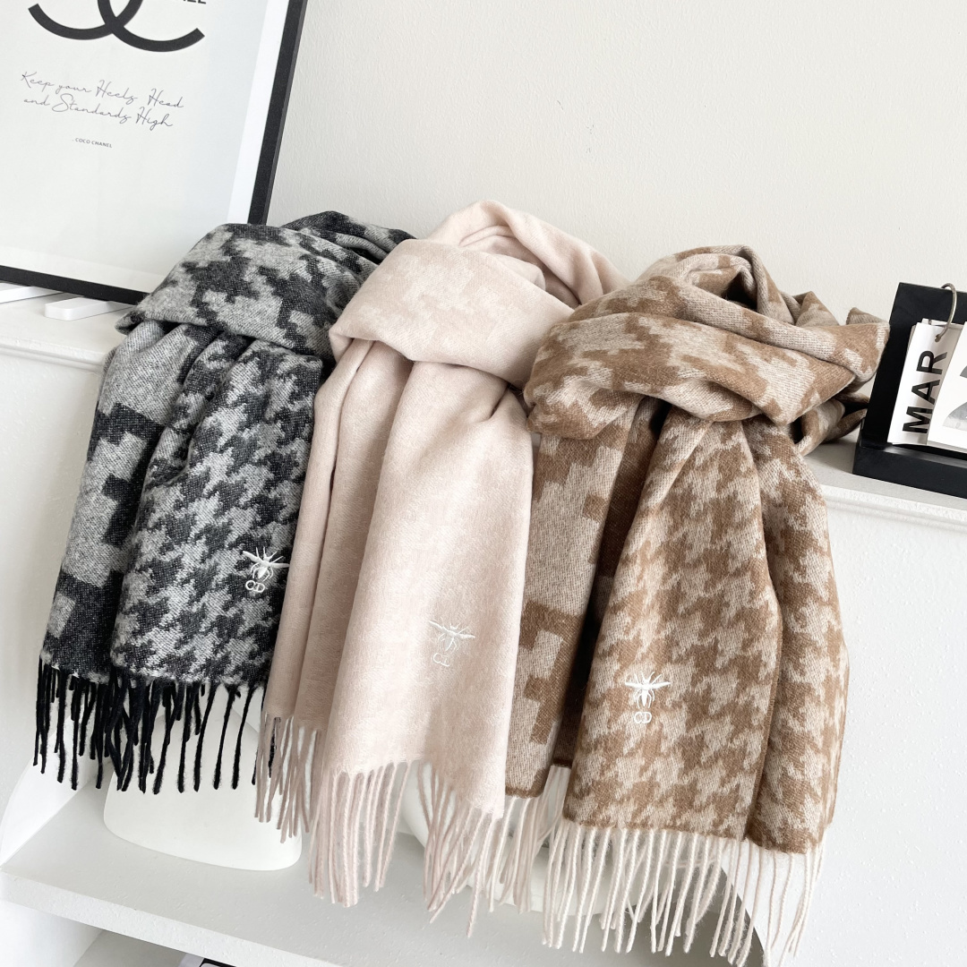 迪奥（Dior）明星同款dd围巾。经典款永远不会过时，而且超百搭。超级好看！！果断自留！精致散须 率真不