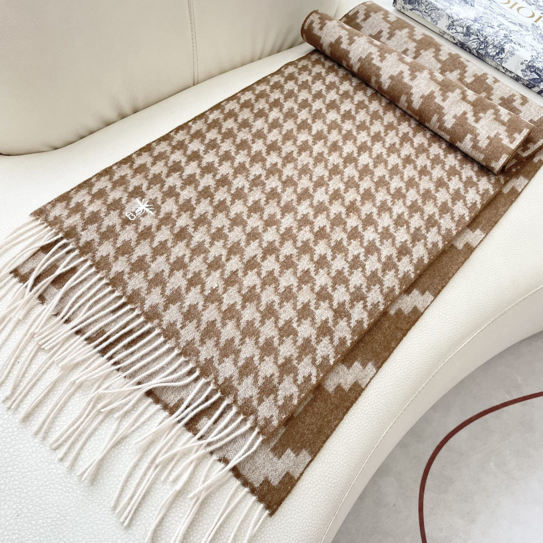 迪奥（Dior）明星同款dd围巾。经典款永远不会过时，而且超百搭。超级好看！！果断自留！精致散须 率真不