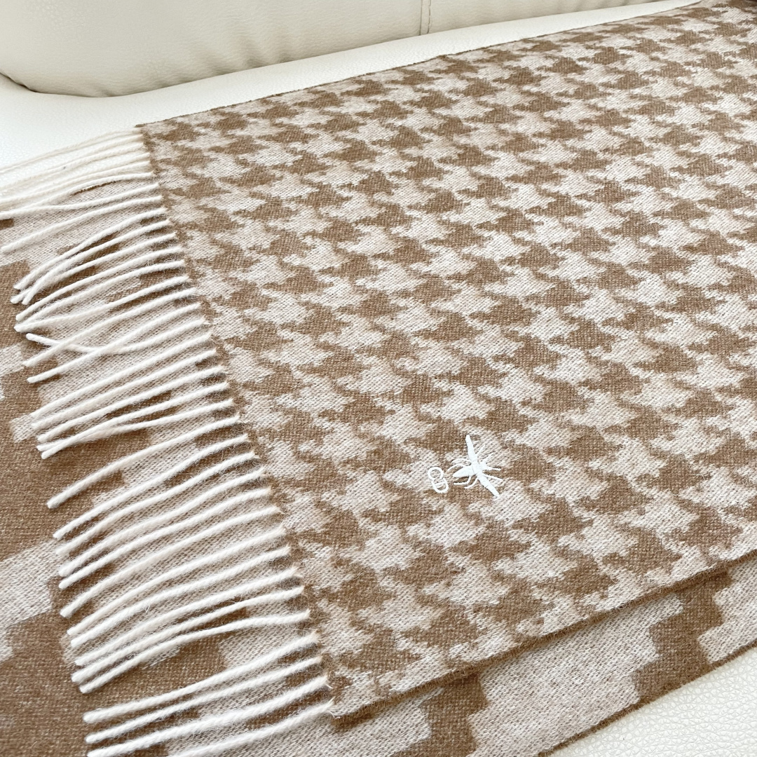 迪奥（Dior）明星同款dd围巾。经典款永远不会过时，而且超百搭。超级好看！！果断自留！精致散须 率真不