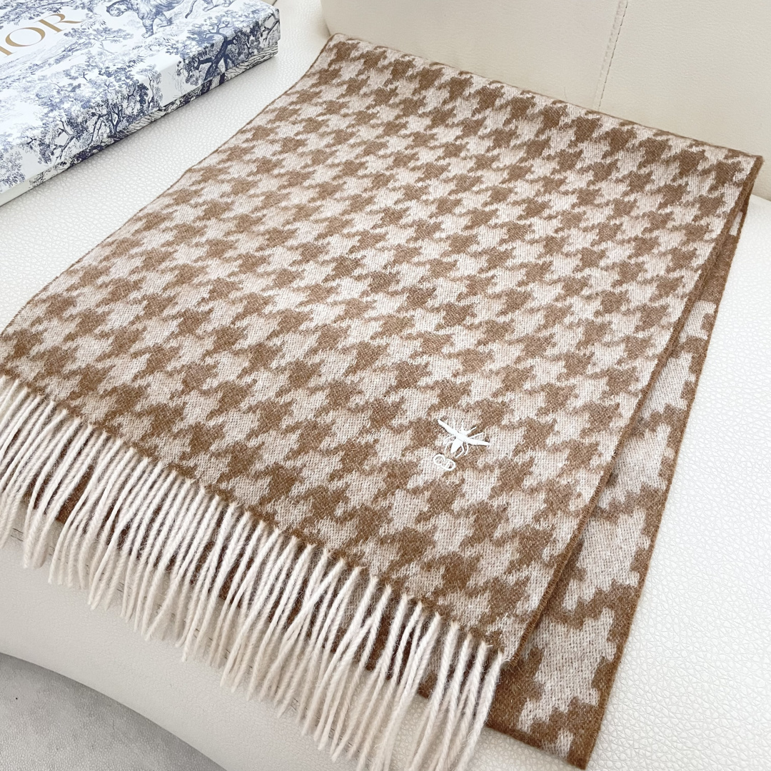 迪奥（Dior）明星同款dd围巾。经典款永远不会过时，而且超百搭。超级好看！！果断自留！精致散须 率真不