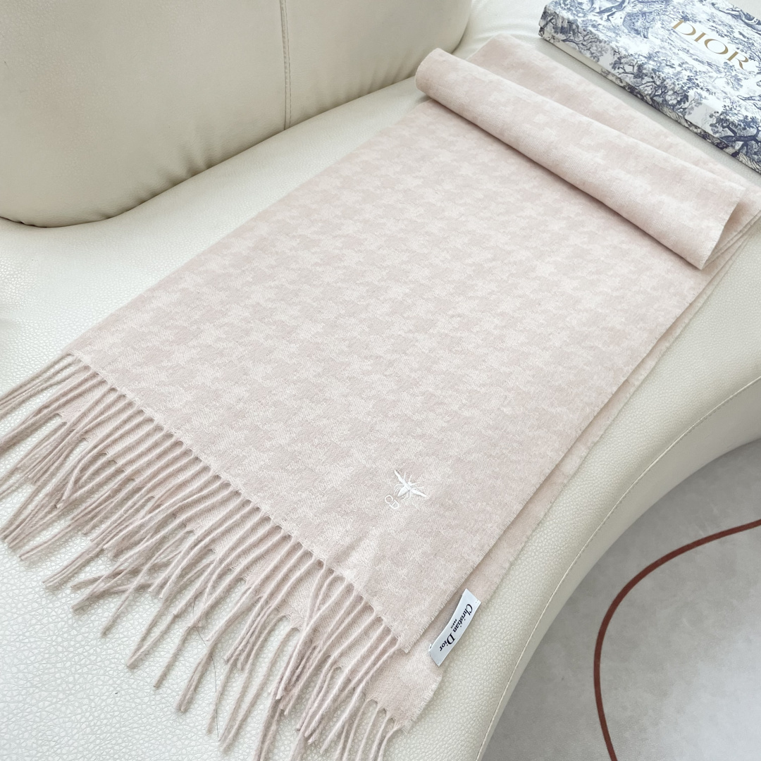 迪奥（Dior）明星同款dd围巾。经典款永远不会过时，而且超百搭。超级好看！！果断自留！精致散须 率真不