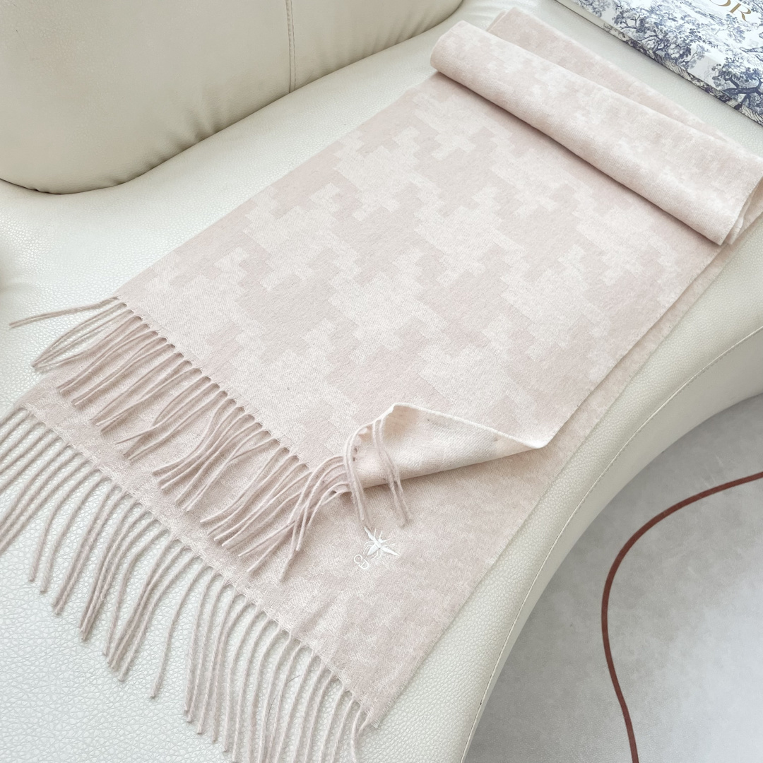 迪奥（Dior）明星同款dd围巾。经典款永远不会过时，而且超百搭。超级好看！！果断自留！精致散须 率真不