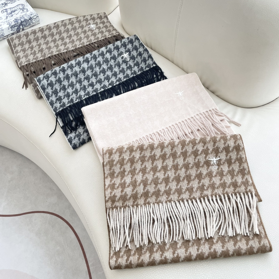 迪奥（Dior）明星同款dd围巾。经典款永远不会过时，而且超百搭。超级好看！！果断自留！精致散须 率真不