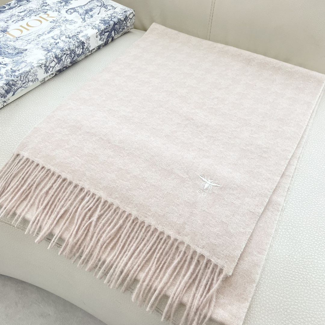 迪奥（Dior）明星同款dd围巾。经典款永远不会过时，而且超百搭。超级好看！！果断自留！精致散须 率真不