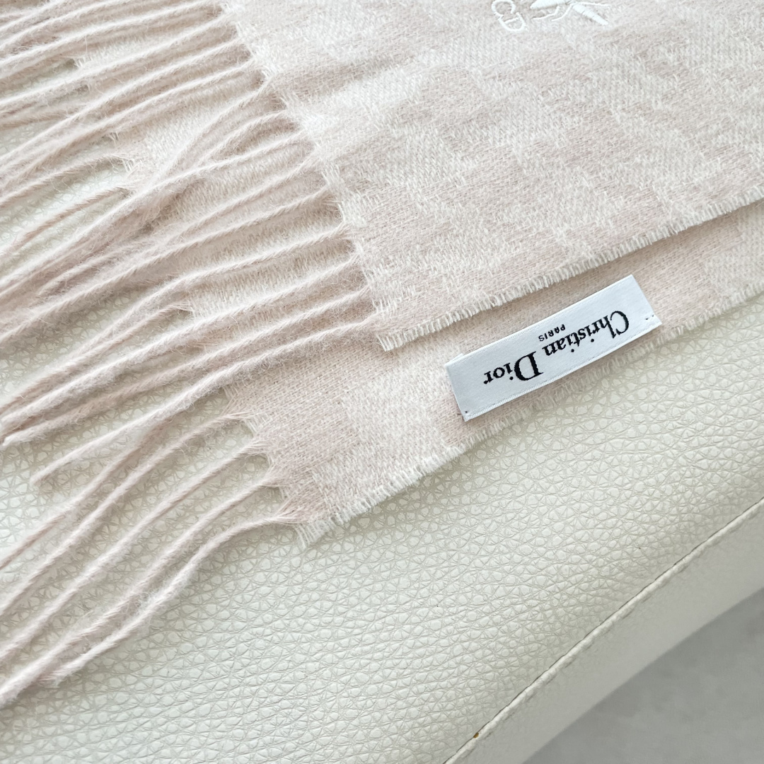 迪奥（Dior）明星同款dd围巾。经典款永远不会过时，而且超百搭。超级好看！！果断自留！精致散须 率真不