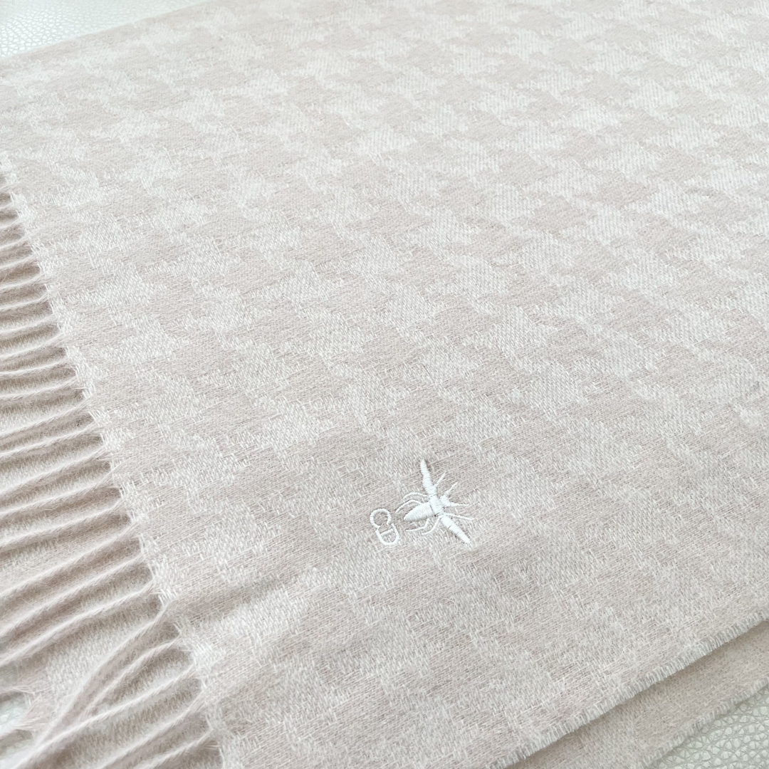 迪奥（Dior）明星同款dd围巾。经典款永远不会过时，而且超百搭。超级好看！！果断自留！精致散须 率真不