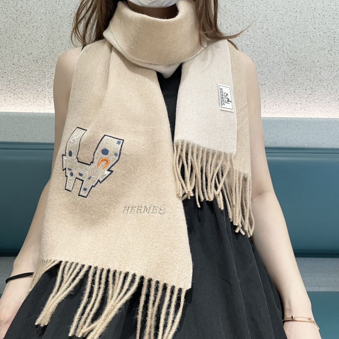 NO:642468,The new 2025 Hermès men's and women's scarves are available, buy them and cherish them~ They are all export orders, so it is rare to find something that is small but refined and beautiful. You must buy this H family women's scarf. The style is very feminine and it is a very Classic design for men and women. The classic large-area fabric is made of cashmere supplied by customers. It is very fine and soft, very beautiful. The upper body effect is unparalleled.  It looks simple and elegant, and has a super nice color scheme. It is a style that any boy or girl will like. The small logo is very exquisite and has a texture that is not ostentatious. It is suitable for formal wear or casual wear. It can be folded in half or hung in a circle. It is stylish for a gentleman and has a warm demeanor. Material cashmere, size 32x160 high version scarf, high version scarf, Hermes19860909上新2025爱马仕男女款围巾且买且珍惜~都是出口订单所以比较难遇东西讲究少而精好看的一定要收这款H家女士围巾,款式很有女性魅力是男女款里非常Classical的设计,经典大方面料采用的是客供的羊绒细腻柔软度都非常的好,非常漂亮.上身效果无敌好看大气简约,超级好看的配色,任何男生女生都会喜欢的款吧小小Logo非常精致的点缀有质感不张扬~~搭配正装或者搭配休闲装都很合适~对折挂围或者绕圈围都完全可以,绅士有型~有温度的风度.材质羊绒,尺寸32x160高版本围巾,高版本围巾,hermes,scarf