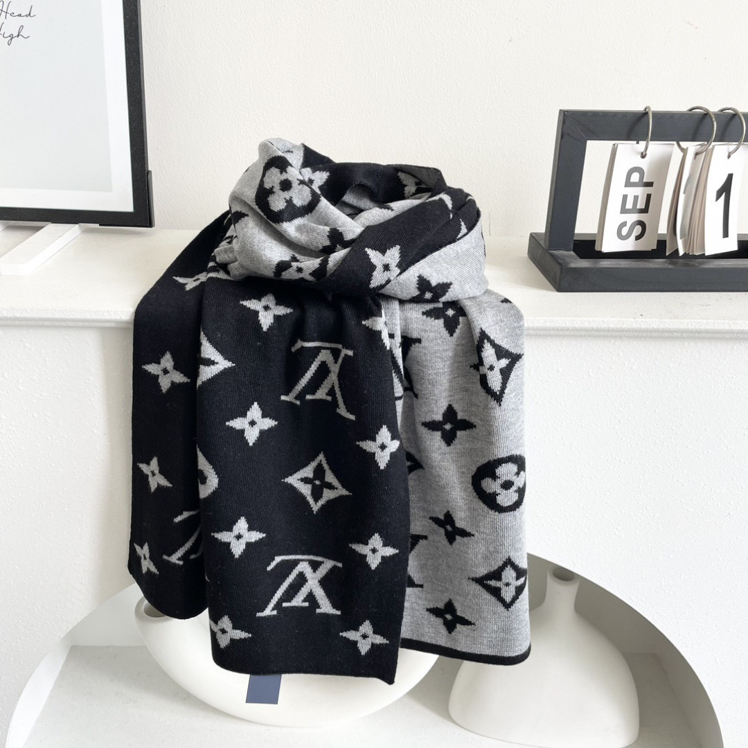 爆款上新 情侣款👍👍LV 独家牛货🐂 奢华尽在尺寸之间，高端品质‼️具有超高羊绒品质才会被此品牌青睐‼️