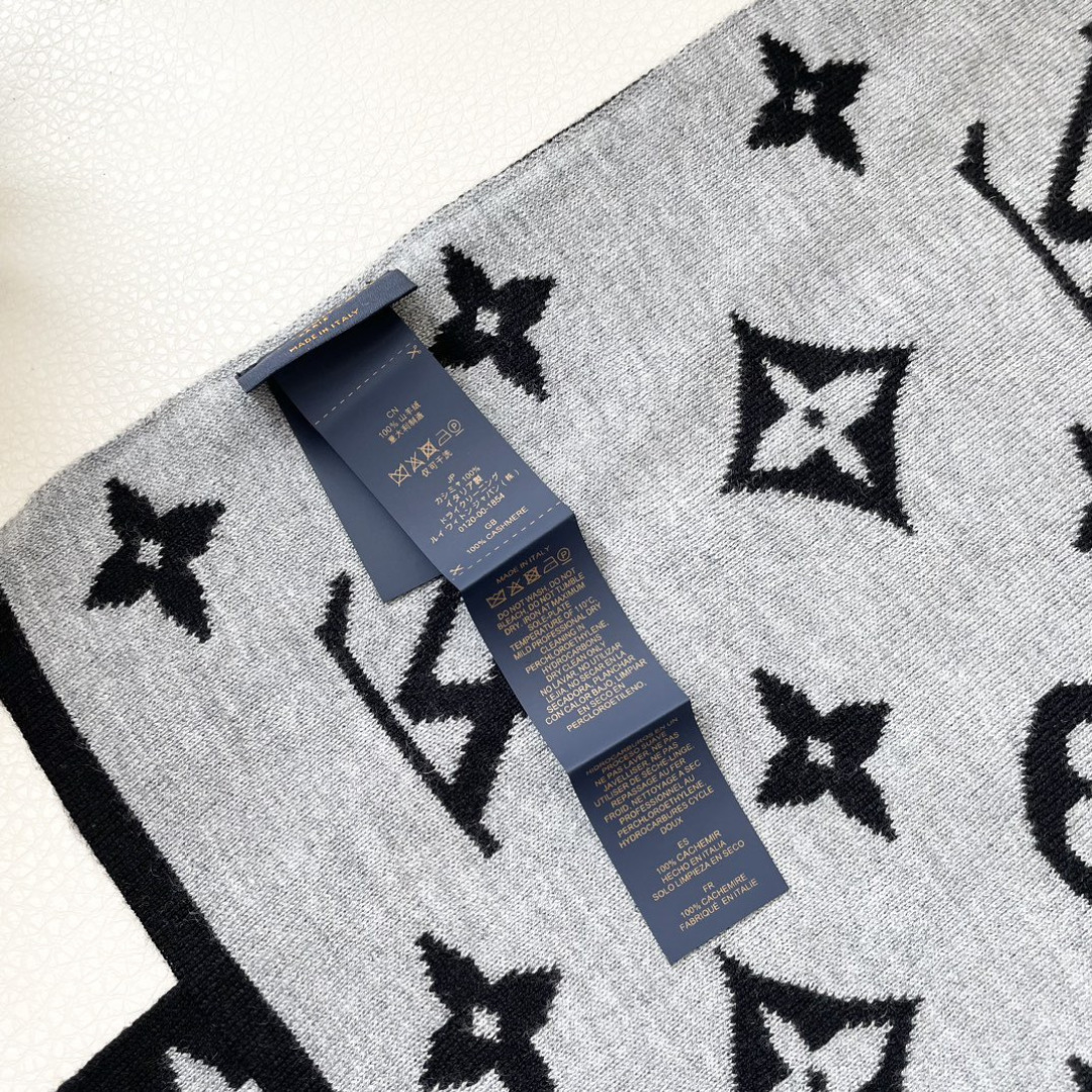 爆款上新 情侣款👍👍LV 独家牛货🐂 奢华尽在尺寸之间，高端品质‼️具有超高羊绒品质才会被此品牌青睐‼️