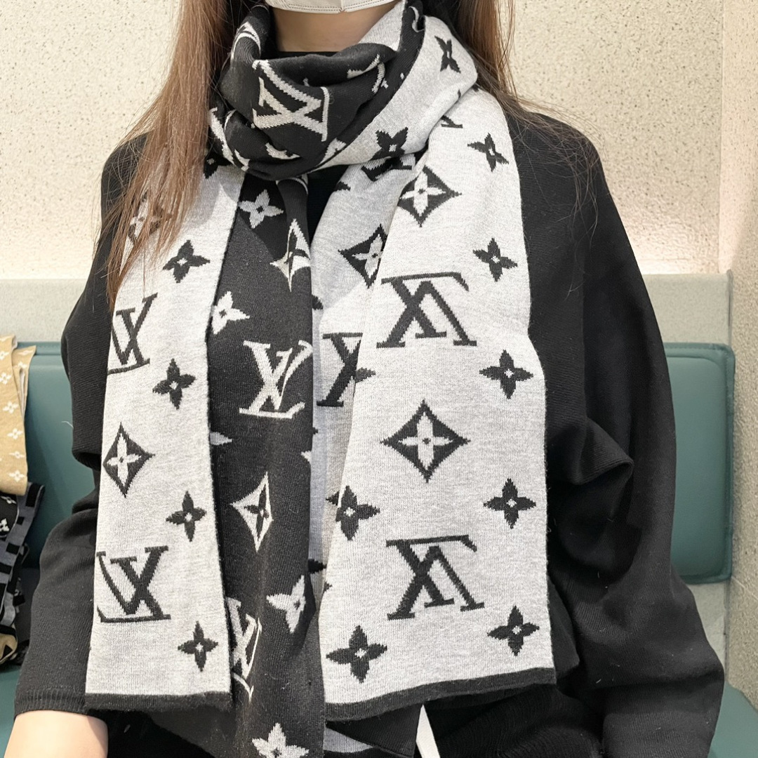 爆款上新 情侣款👍👍LV 独家牛货🐂 奢华尽在尺寸之间，高端品质‼️具有超高羊绒品质才会被此品牌青睐‼️