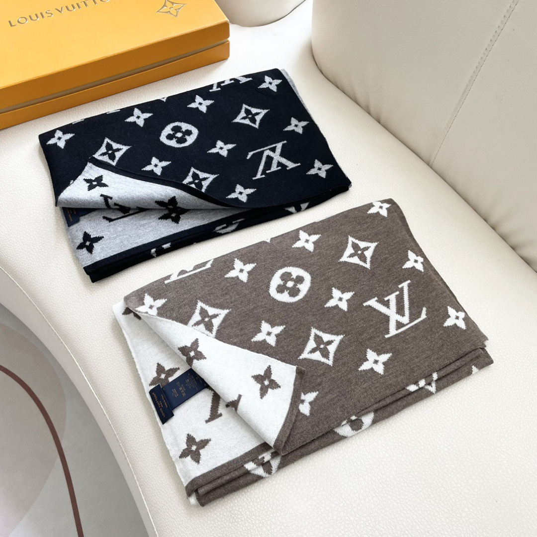 爆款上新 情侣款👍👍LV 独家牛货🐂 奢华尽在尺寸之间，高端品质‼️具有超高羊绒品质才会被此品牌青睐‼️