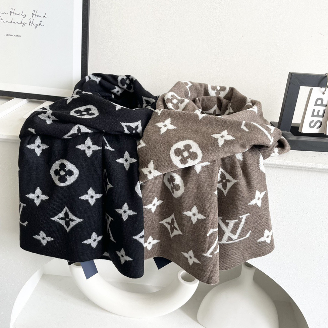 爆款上新 情侣款👍👍LV 独家牛货🐂 奢华尽在尺寸之间，高端品质‼️具有超高羊绒品质才会被此品牌青睐‼️
