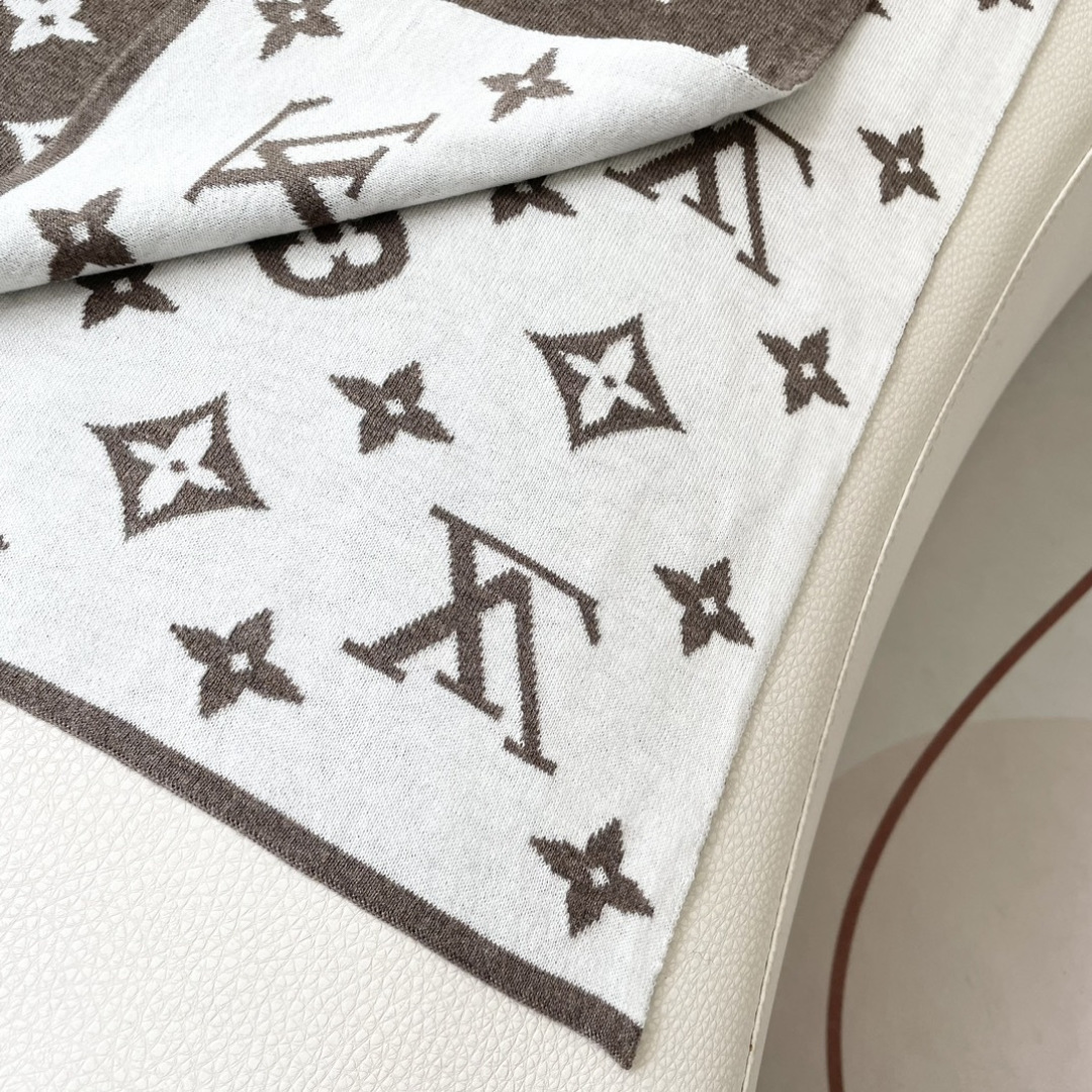 爆款上新 情侣款👍👍LV 独家牛货🐂 奢华尽在尺寸之间，高端品质‼️具有超高羊绒品质才会被此品牌青睐‼️