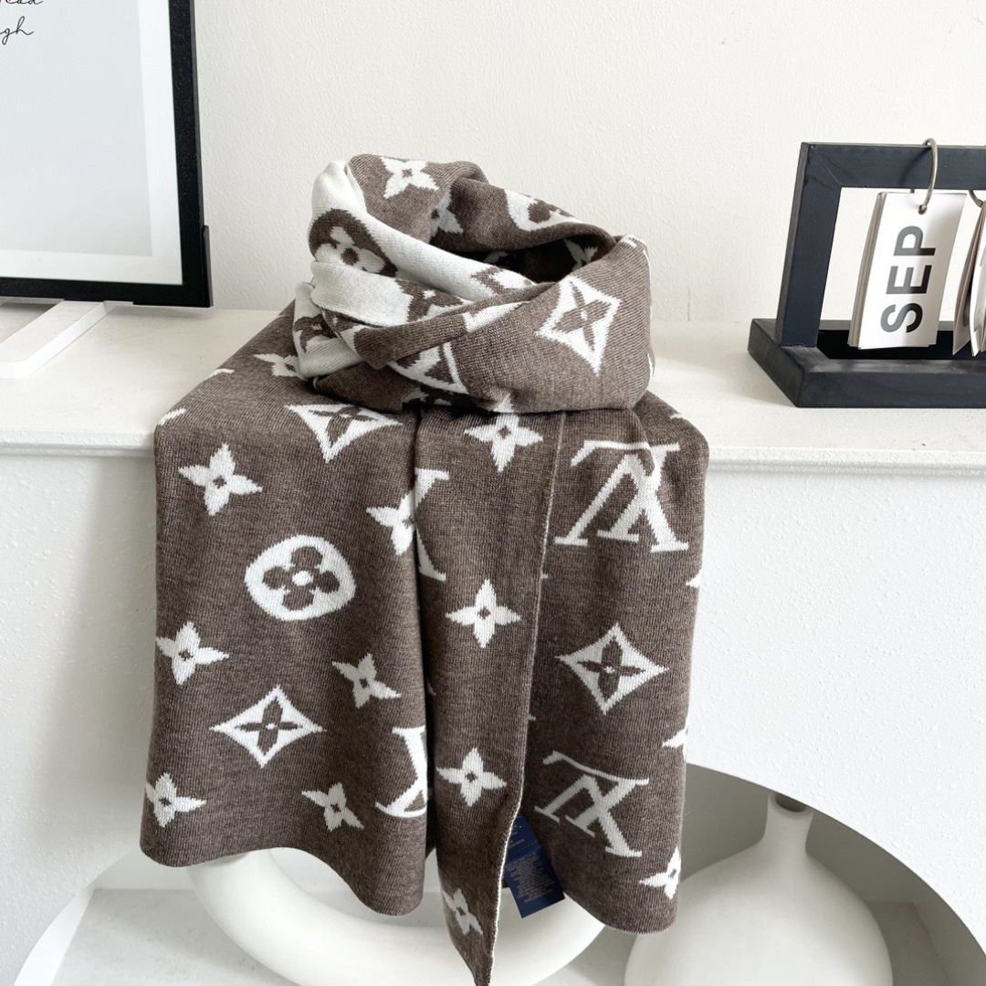 爆款上新 情侣款👍👍LV 独家牛货🐂 奢华尽在尺寸之间，高端品质‼️具有超高羊绒品质才会被此品牌青睐‼️