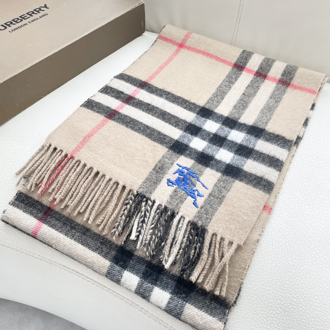 巴宝利 最新款围巾，男女士的福利 超温柔洋气的双面设计！！】感觉这个比以往的设计都更显年轻更显温柔更气质