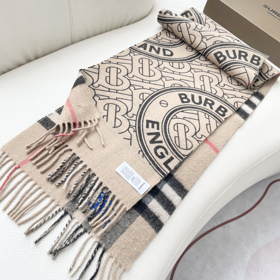 巴宝利 最新款围巾，男女士的福利 超温柔洋气的双面设计！！】感觉这个比以往的设计都更显年轻更显温柔更气质