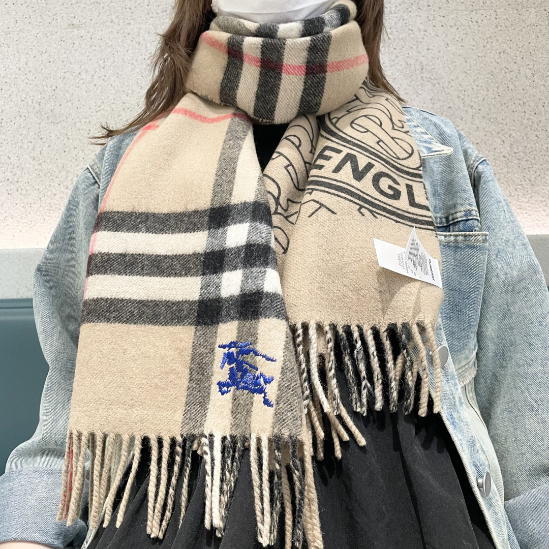 NO:642478,Burberry's latest scarf, a benefit for men and women, super gentle and stylish double-sided design!  !  】I feel that this design looks younger, gentler and more elegant than the previous designs!  !  It feels like she can match 10,000 tops. The double-sided scarf design has a contrasting jacquard pattern. It is a real daily fashion style. The size is 38*190, and it is super awesome to play with various tie methods!  !  It looks super slim, high-end and fashionable. The main thing is that it is well designed and has a special texture. In addition, with such a thin thickness and a moderate upper body, it can be very stylish!  It is a scarf with a high utilization rate. High version scarf, high version scarf, burberry19860909巴宝利 最新款围巾,男女士的福利 超温柔洋气的双面设计！！】感觉这个比以往的设计都更显年轻更显温柔更气质有木有！！感觉她能与一万件上衣匹配在一起,双面围巾设计 反差感提花图案,实实在在的日常时髦款 38*190的尺寸,超级无敌赞的任意玩转各种系法！！超级显瘦高级显时髦,主要还是设计好,特别显质感,加上这样的薄厚度适中上身可以很有型！是利用率相当高的一款围巾高版本围巾,高版本围巾,burberry,scarf