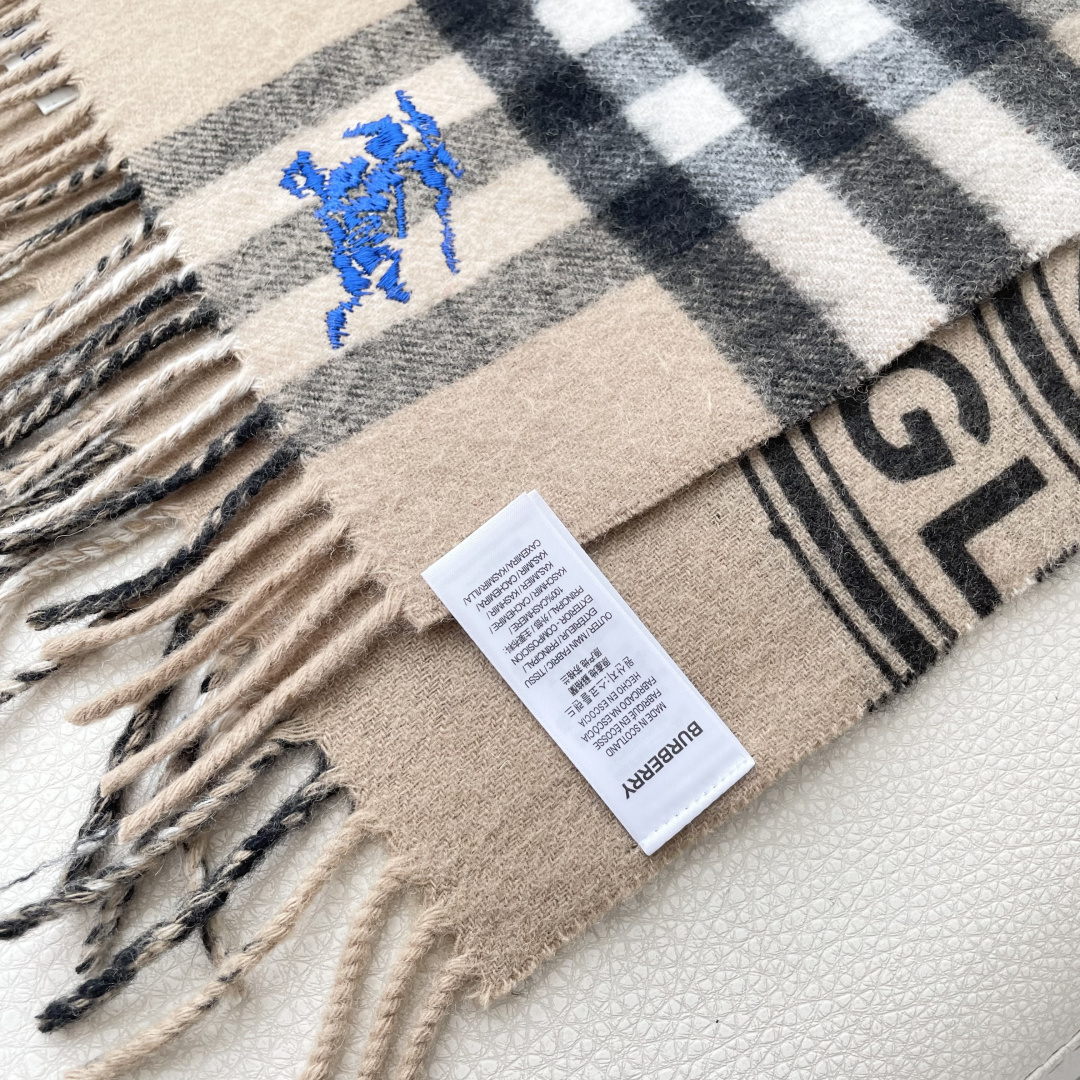 巴宝利 最新款围巾，男女士的福利 超温柔洋气的双面设计！！】感觉这个比以往的设计都更显年轻更显温柔更气质