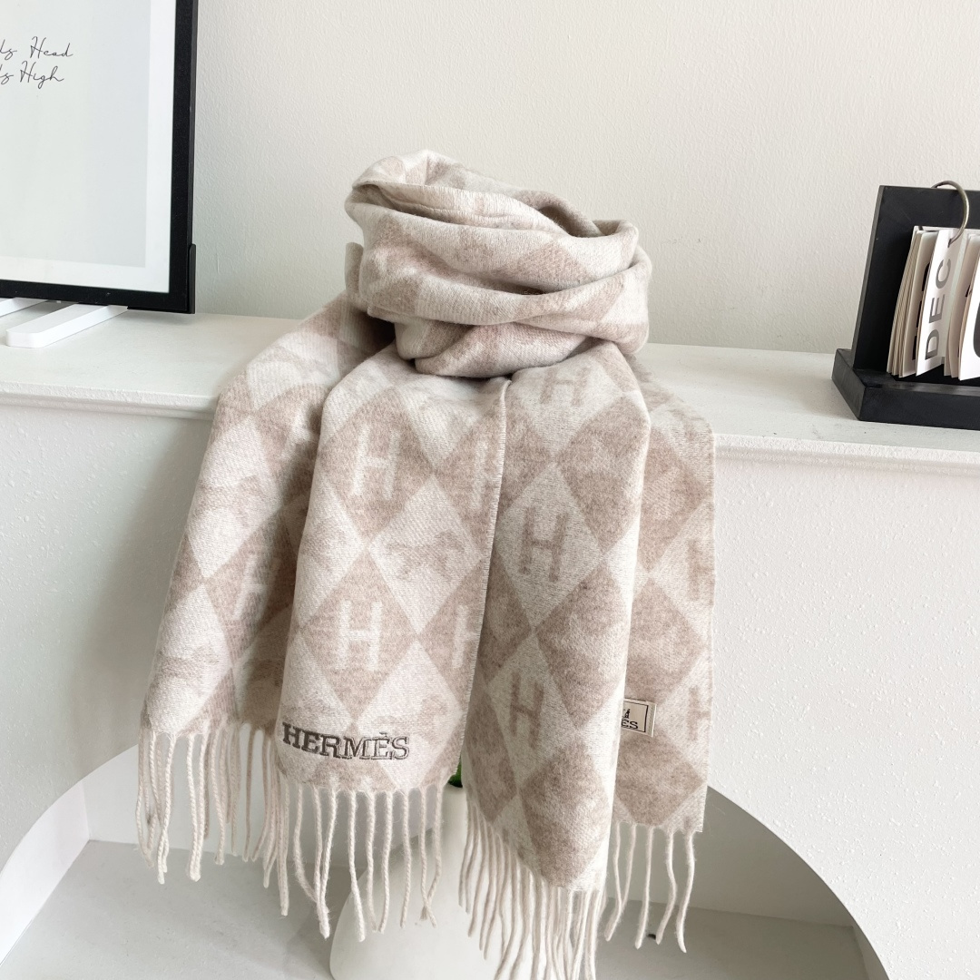 爱马仕新款出来炸街啦黑色系色调真的无敌经典了。不是俗气的漂白。就本色调，带点米的高级配色。～百分百纯山羊