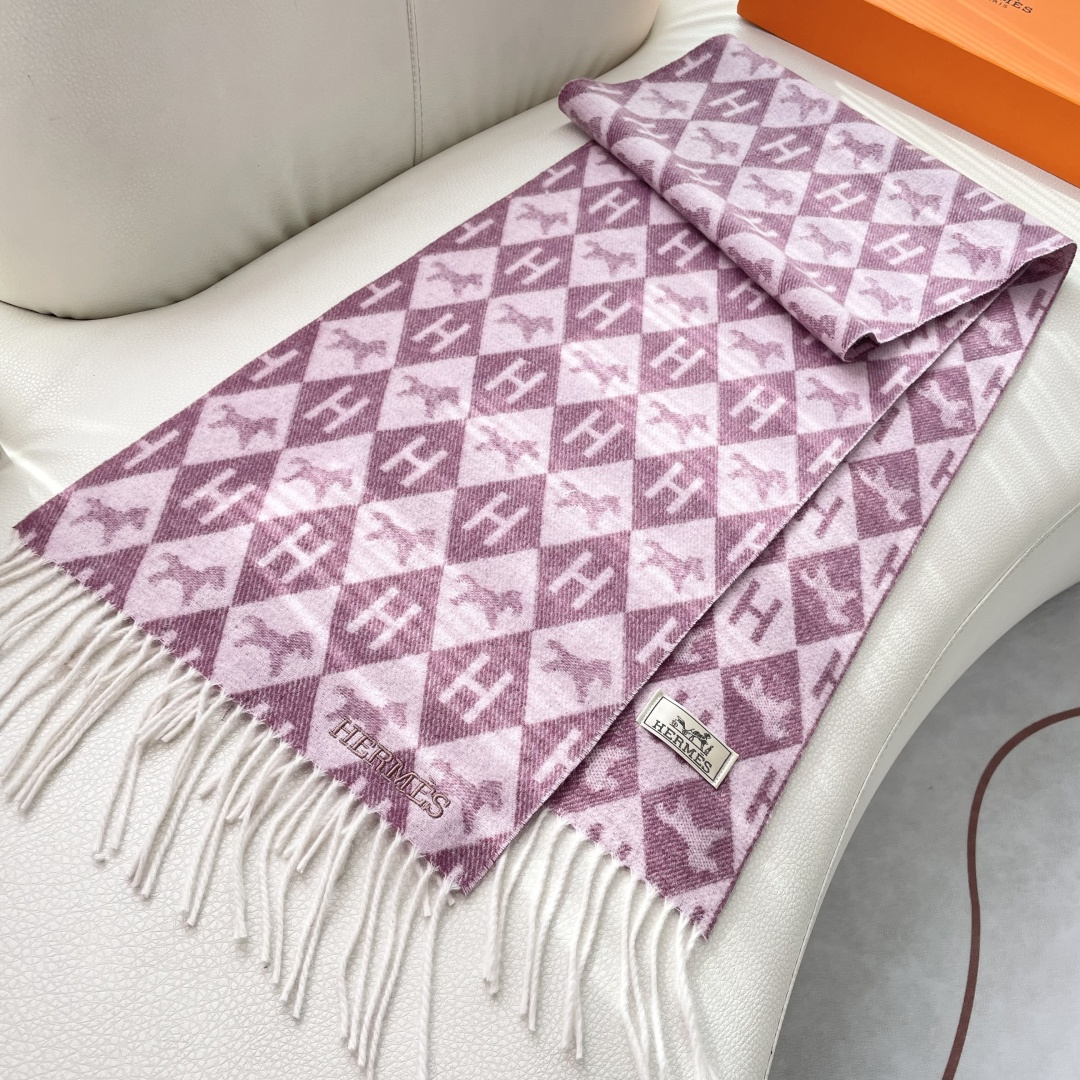 爱马仕新款出来炸街啦黑色系色调真的无敌经典了。不是俗气的漂白。就本色调，带点米的高级配色。～百分百纯山羊