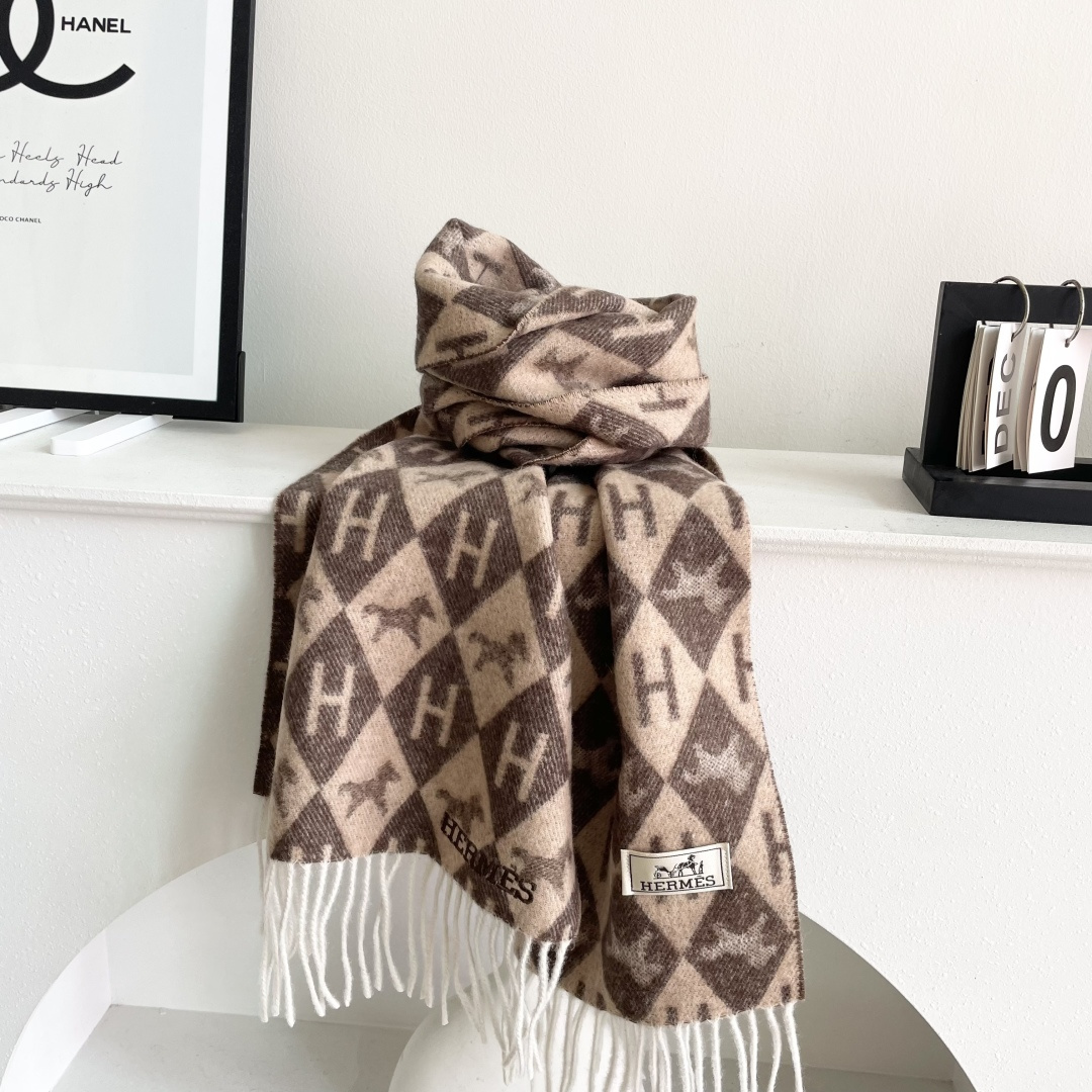 爱马仕新款出来炸街啦黑色系色调真的无敌经典了。不是俗气的漂白。就本色调，带点米的高级配色。～百分百纯山羊