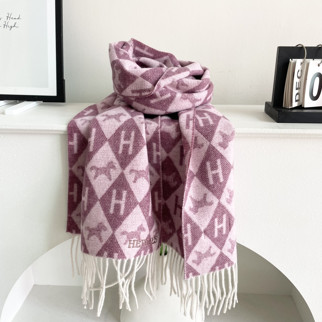 爱马仕新款出来炸街啦黑色系色调真的无敌经典了。不是俗气的漂白。就本色调，带点米的高级配色。～百分百纯山羊