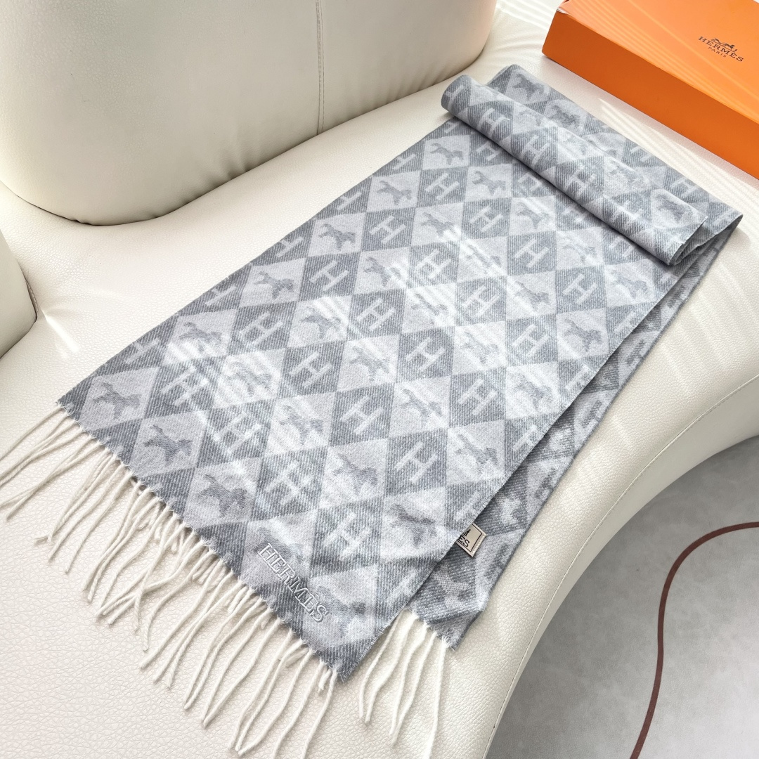 爱马仕新款出来炸街啦黑色系色调真的无敌经典了。不是俗气的漂白。就本色调，带点米的高级配色。～百分百纯山羊