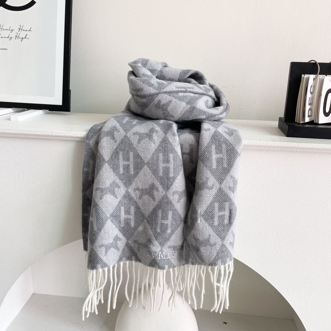 爱马仕新款出来炸街啦黑色系色调真的无敌经典了。不是俗气的漂白。就本色调，带点米的高级配色。～百分百纯山羊