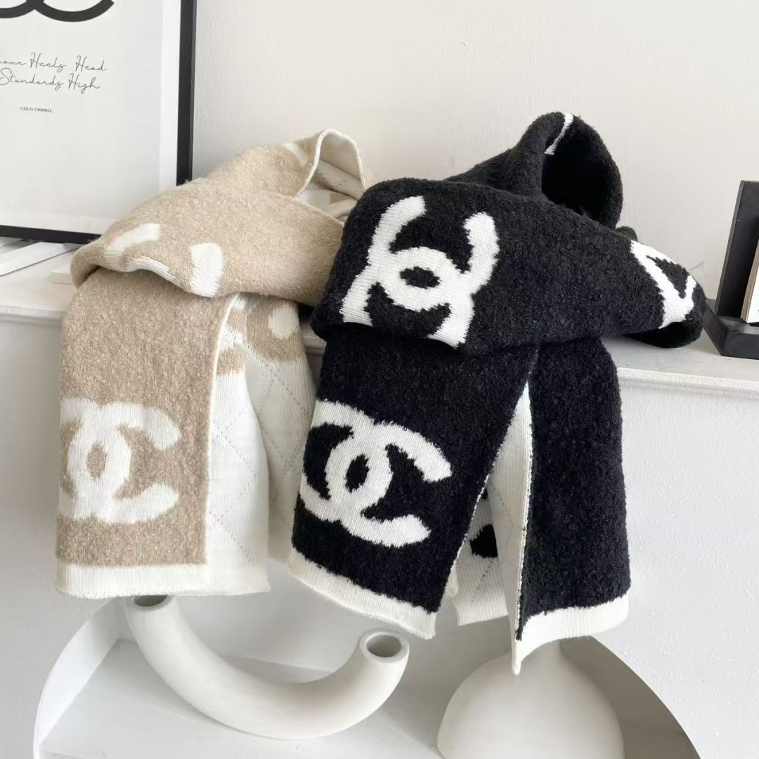 香奈儿针织双面围巾，顶级高端货👼👏绝美百搭款💋专柜限量哦‼️有钱都很难订到💛💙💜顶级山羊绒针织围巾，整条