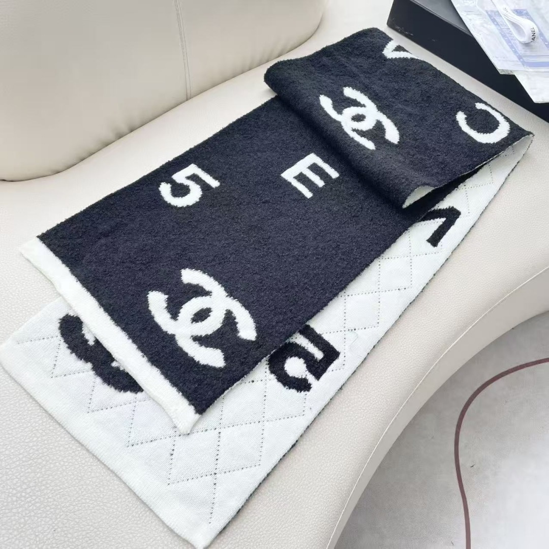 香奈儿针织双面围巾，顶级高端货👼👏绝美百搭款💋专柜限量哦‼️有钱都很难订到💛💙💜顶级山羊绒针织围巾，整条